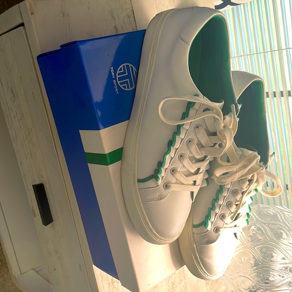 💯 Authentic Tory Sport Sneakers. GUC. Must-have green color accent for Spring!